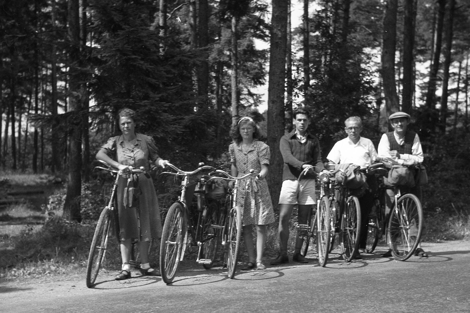Mladý Vladimír na kolech s rodiči a strýcem (30. léta)